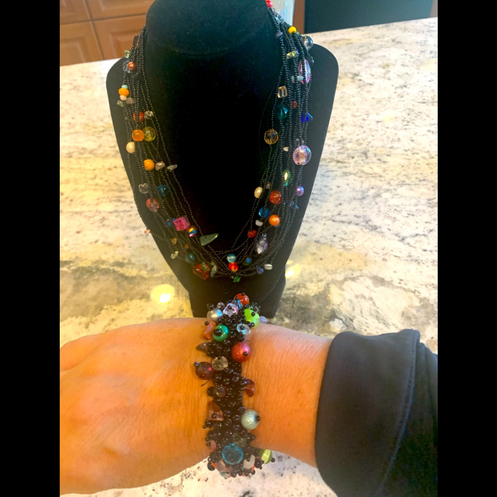 Gorgeous beaded necklace and bracelet set🖤🌷💜